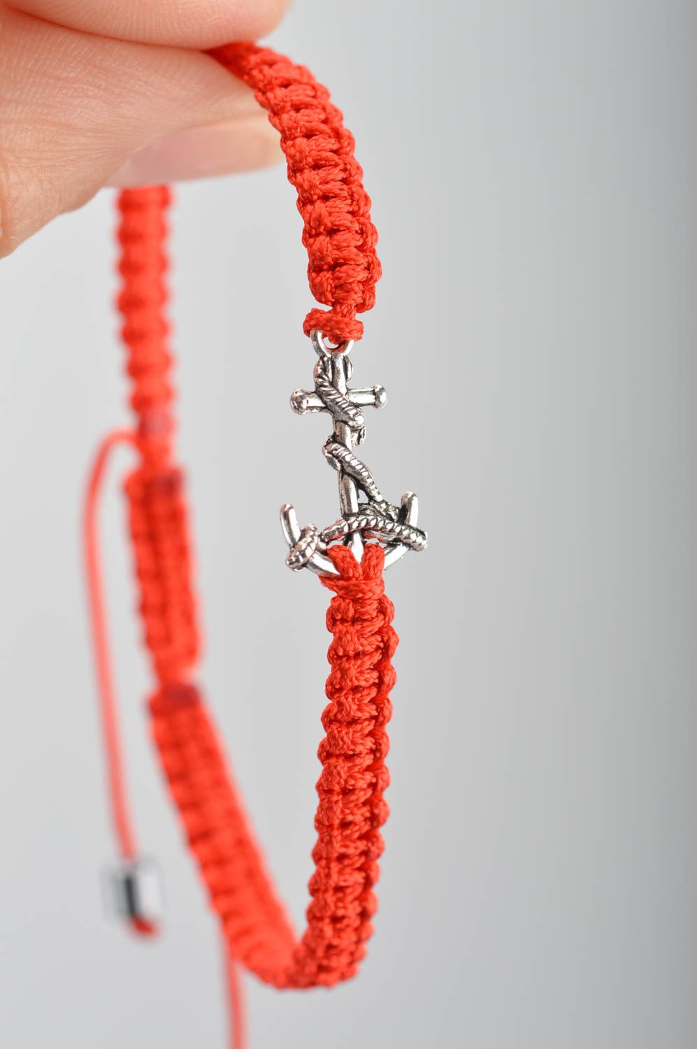 Handmade stylish thin red woven wrist bracelet made of silk with insert photo 3