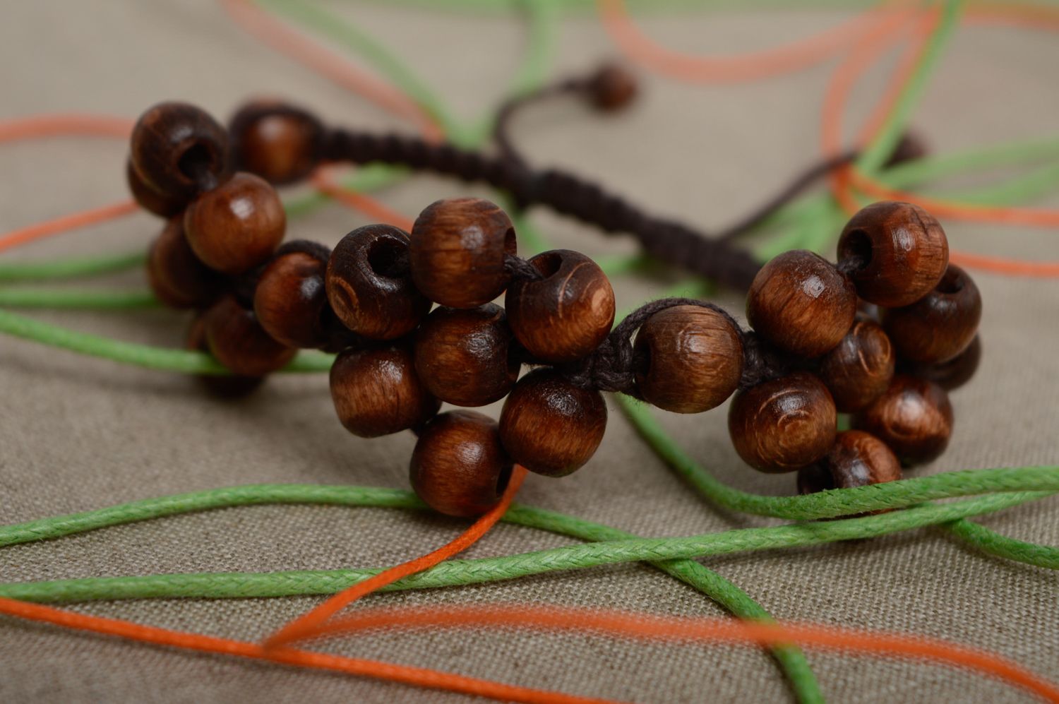 Плетеный браслет макраме из деревянных бусин и вощеного шнурка оригинальный фото 2