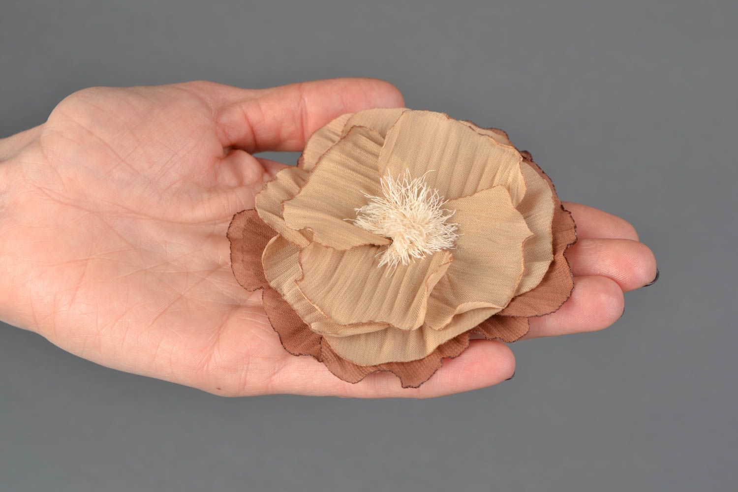 Broche fleur en mousseline de soie Malva beige originale faite main pour femme photo 2