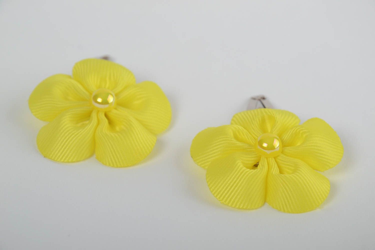 Gelbe handgemachte Haarspangen aus Atlasbändern für Kinder mit Blumen 2 Stück  foto 5