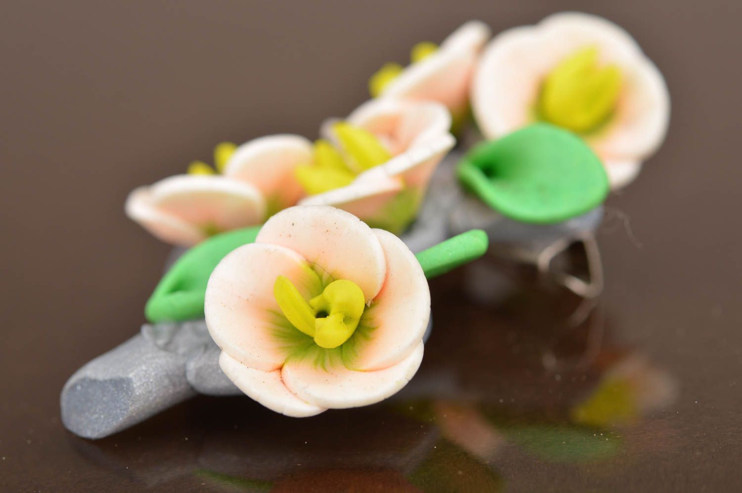 Broche floral de arcilla polimérica hermoso original hecho a mano para mujer  foto 4