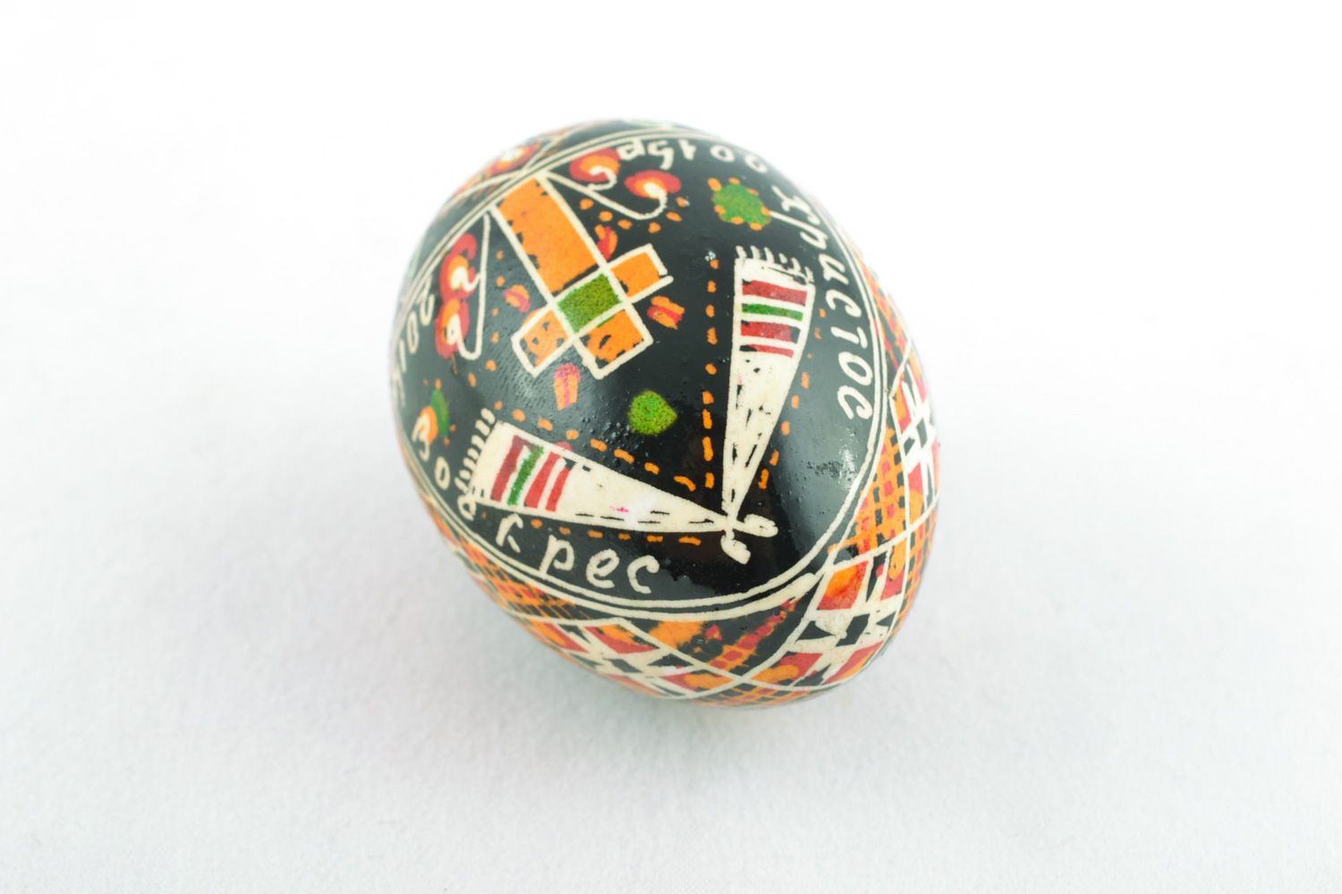 Handmade painted Easter egg pysanka decorated with wax painting photo 3