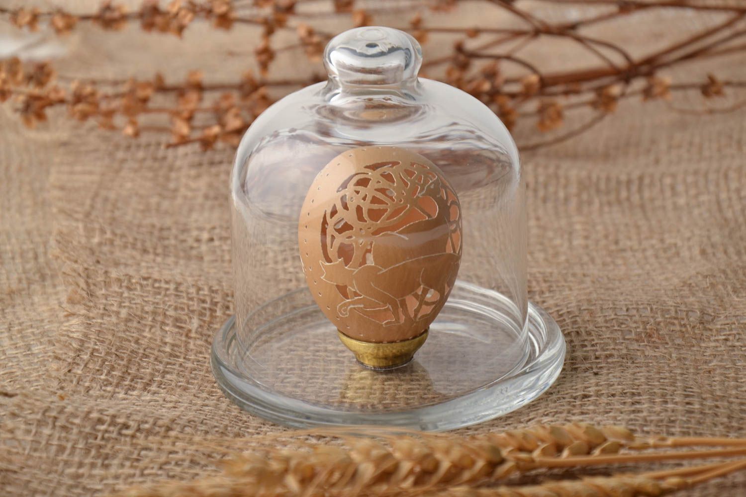 Petit œuf gravé décoratif de poule beige fait main de créateur design  photo 1