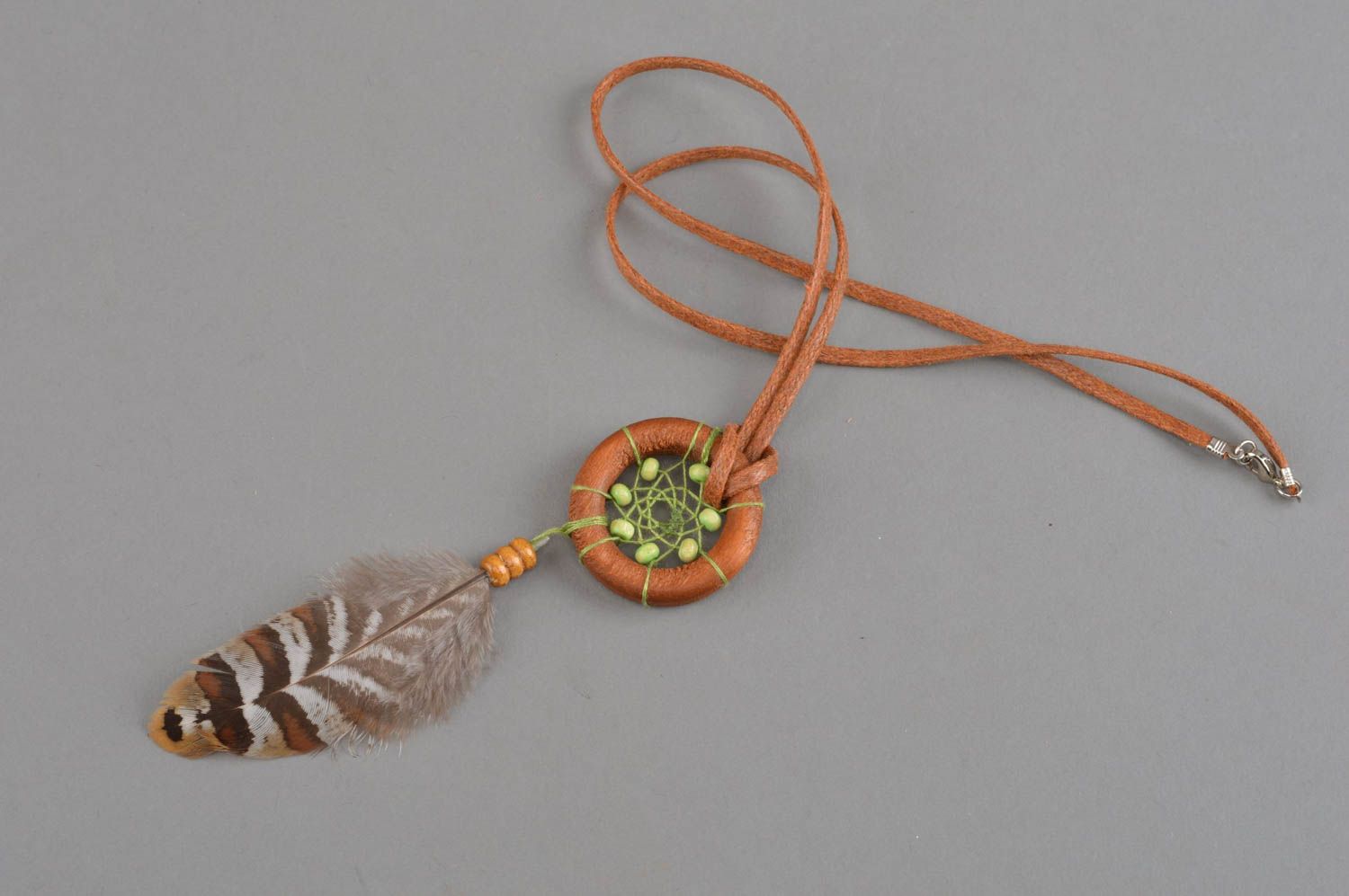 Joli pendentif fait main en forme de capteur de rêves avec plume de faisan photo 3