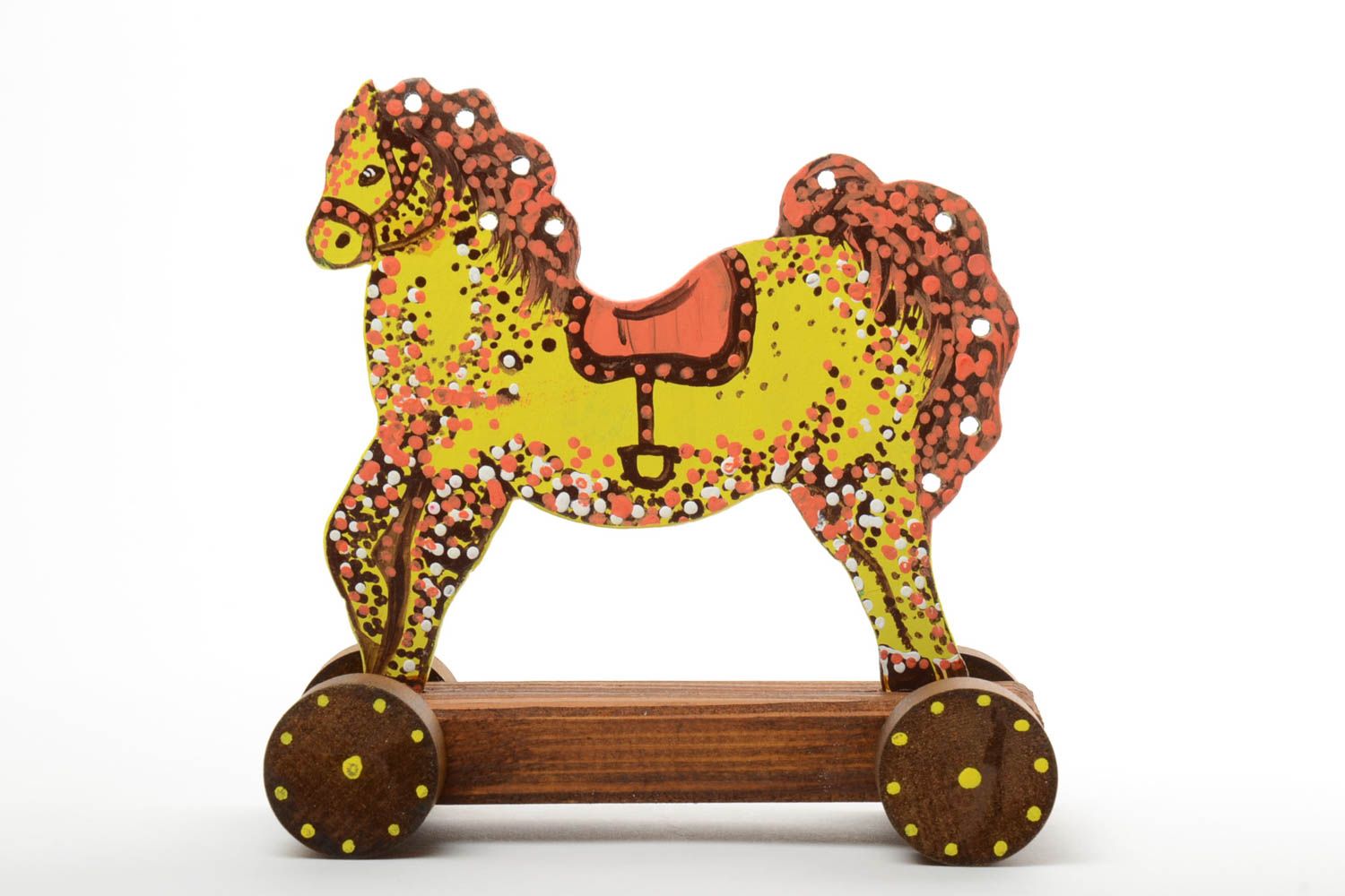 Juguete de madera artesanal con forma de caballo amarillo con ruedas foto 2