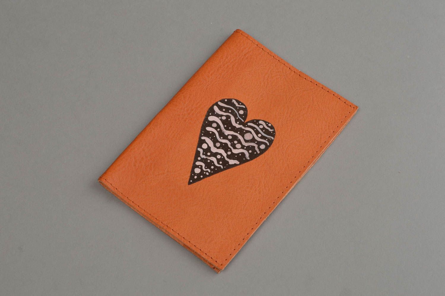 Protège-passeport marron en vrai cuir peint fait main design Coeur à la mer photo 2