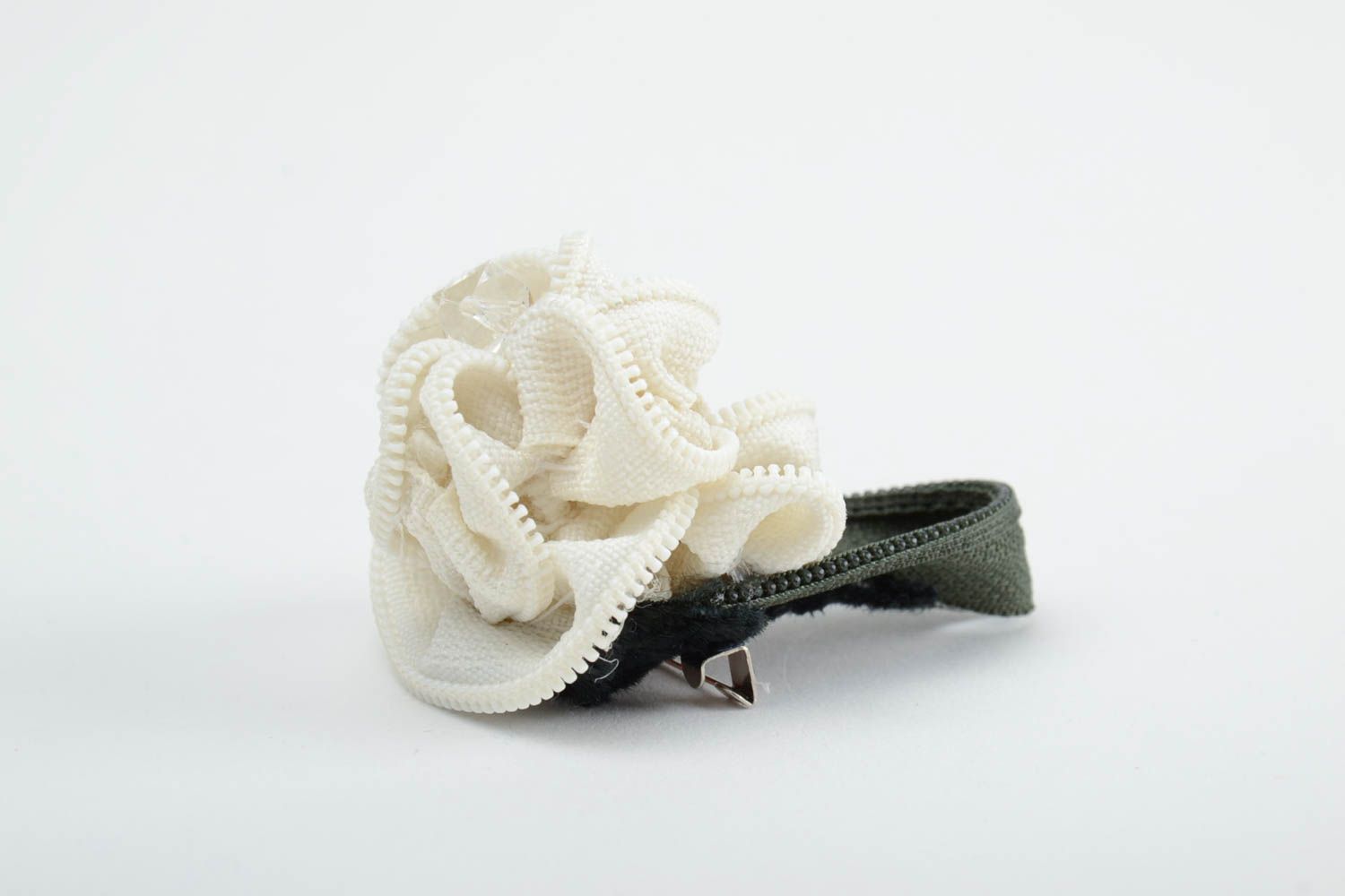 Petite broche textile avec fermetures éclairs blanche faite main fleur  photo 3