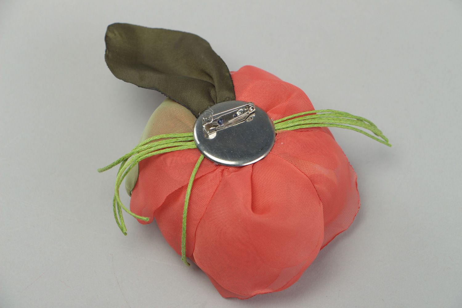 Шифоновая брошь в виде цветка красной розы ручной работы фото 2