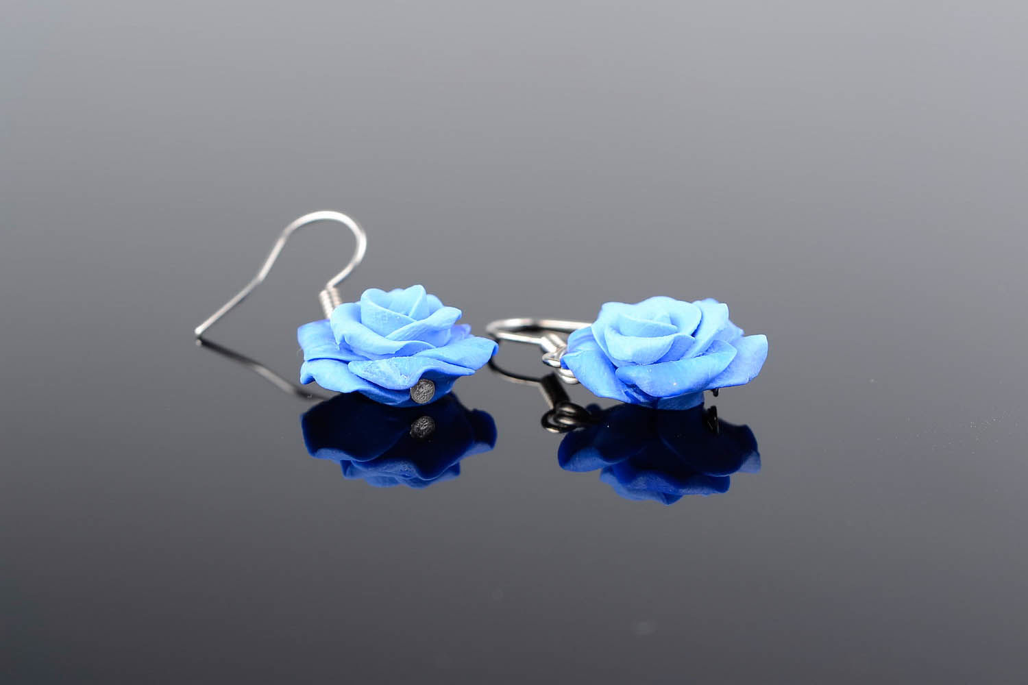 Boucles d'oreilles en pâte polymère Roses bleues photo 2