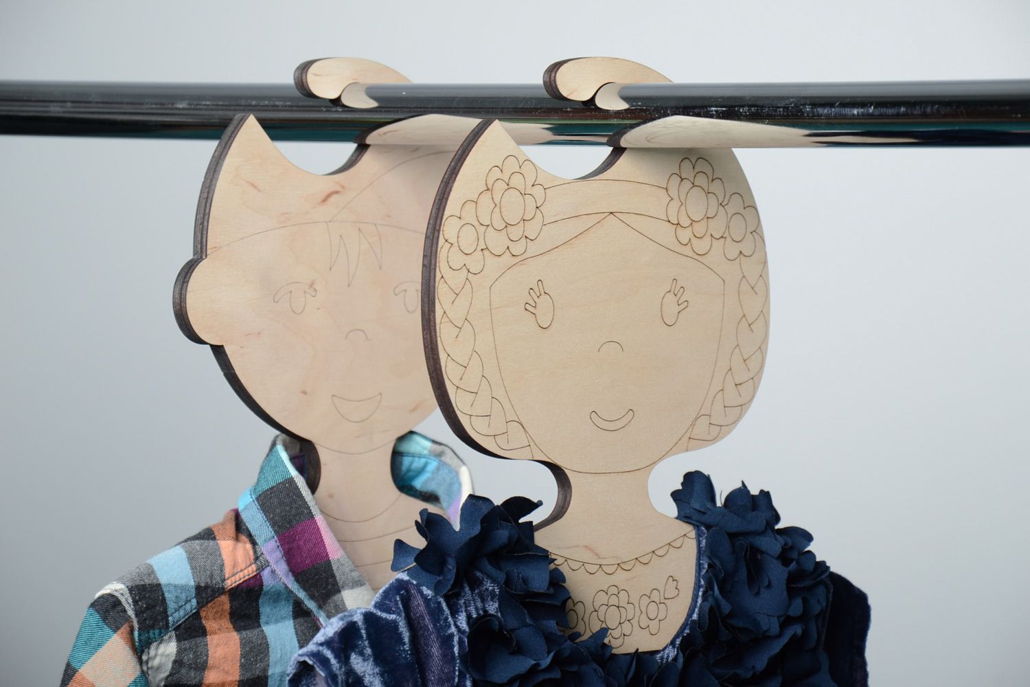 Joli cintre pour vêtement d'enfant fait main original en contreplaqué Fille photo 1