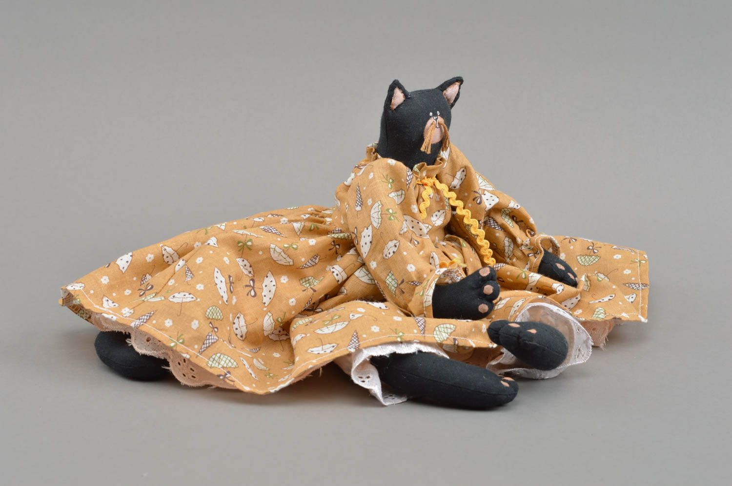 Peluche chat noir en robe beige originale faite main décor ou jouet pour enfant photo 4