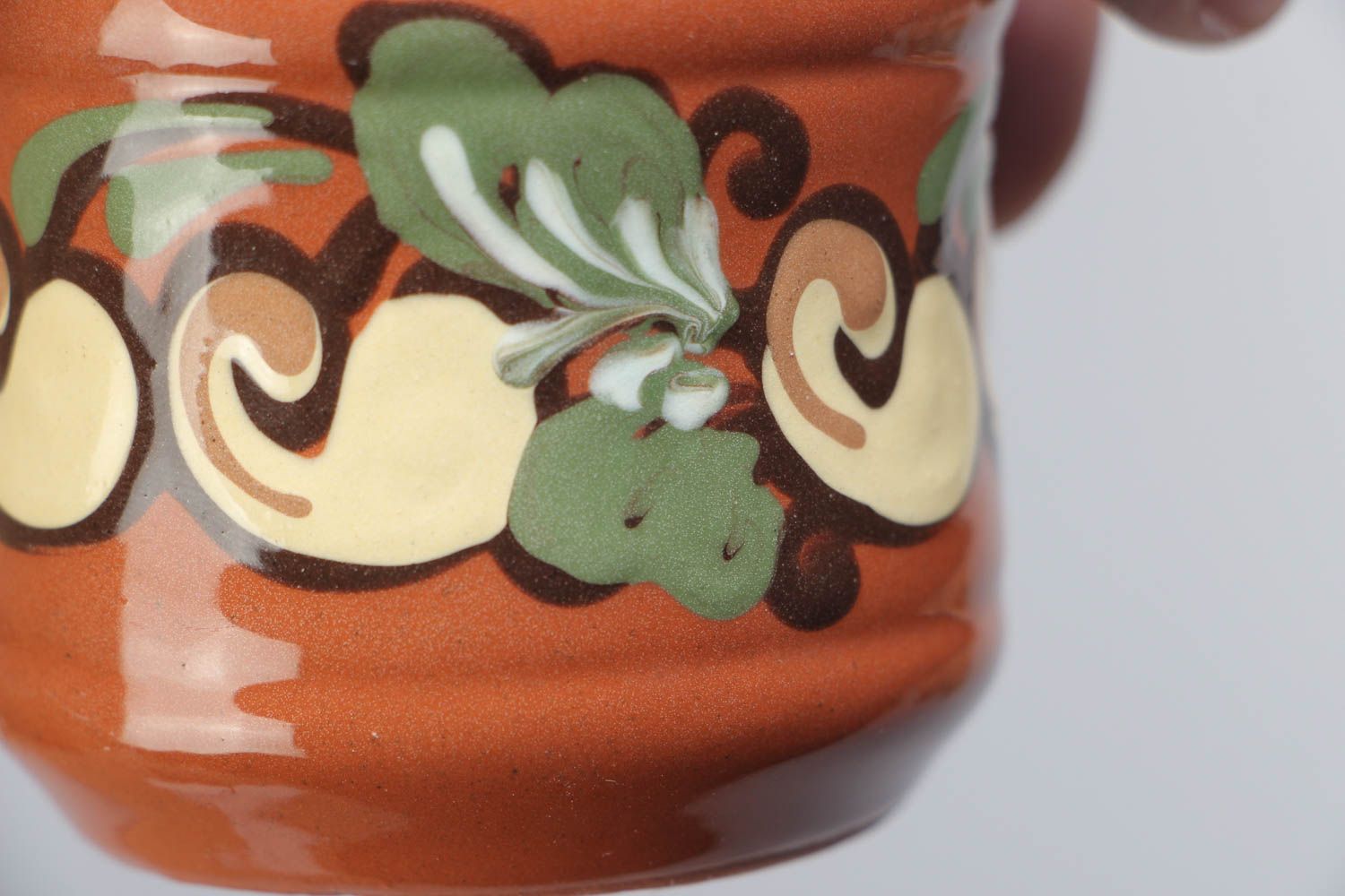 Petite tasse en céramique brun-vert peint aux motifs végétaux faite main 7 cl photo 3