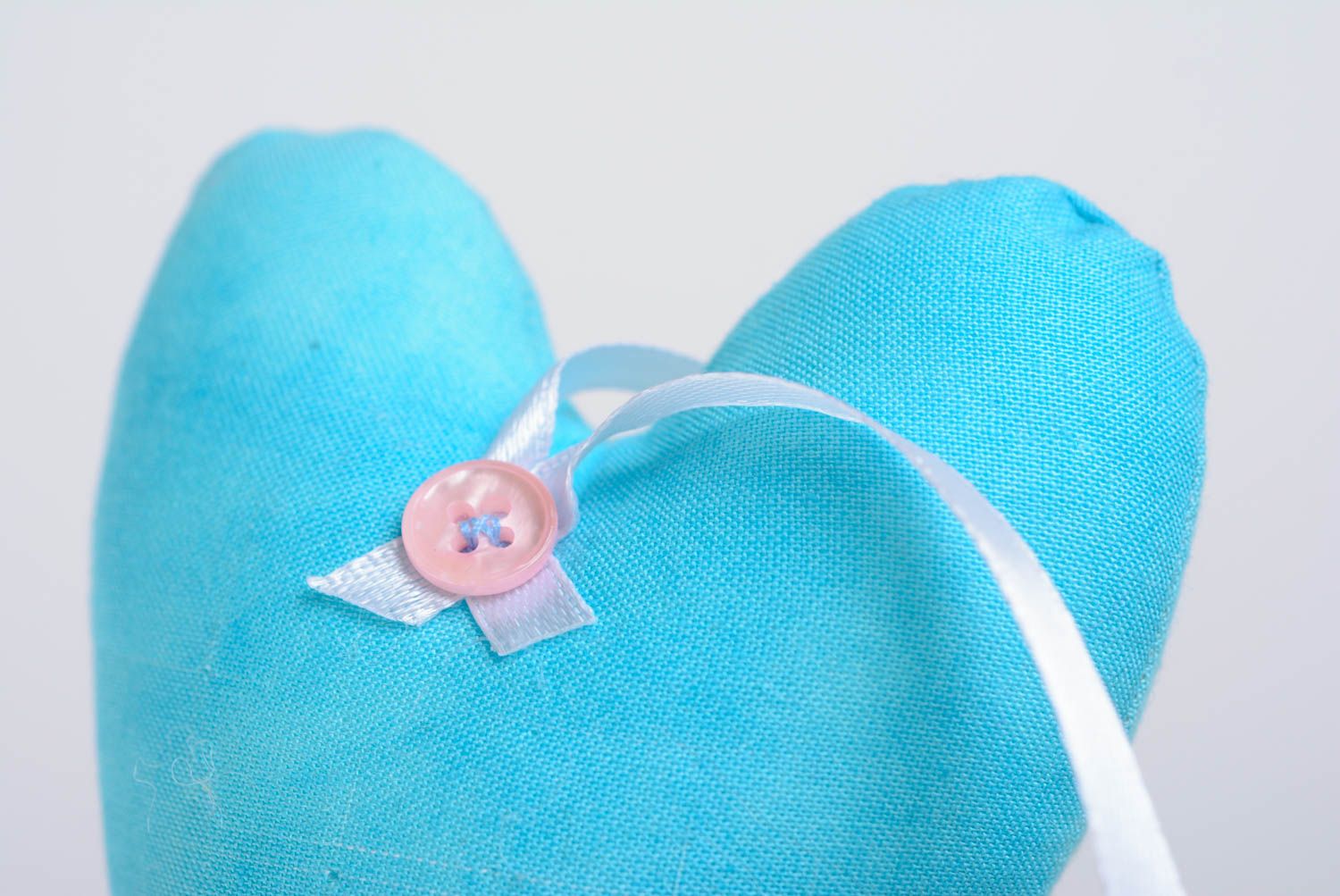 Blauer handmade Deko Anhänger Stoff Herz mit Band und Hase für Kinderzimmer foto 4
