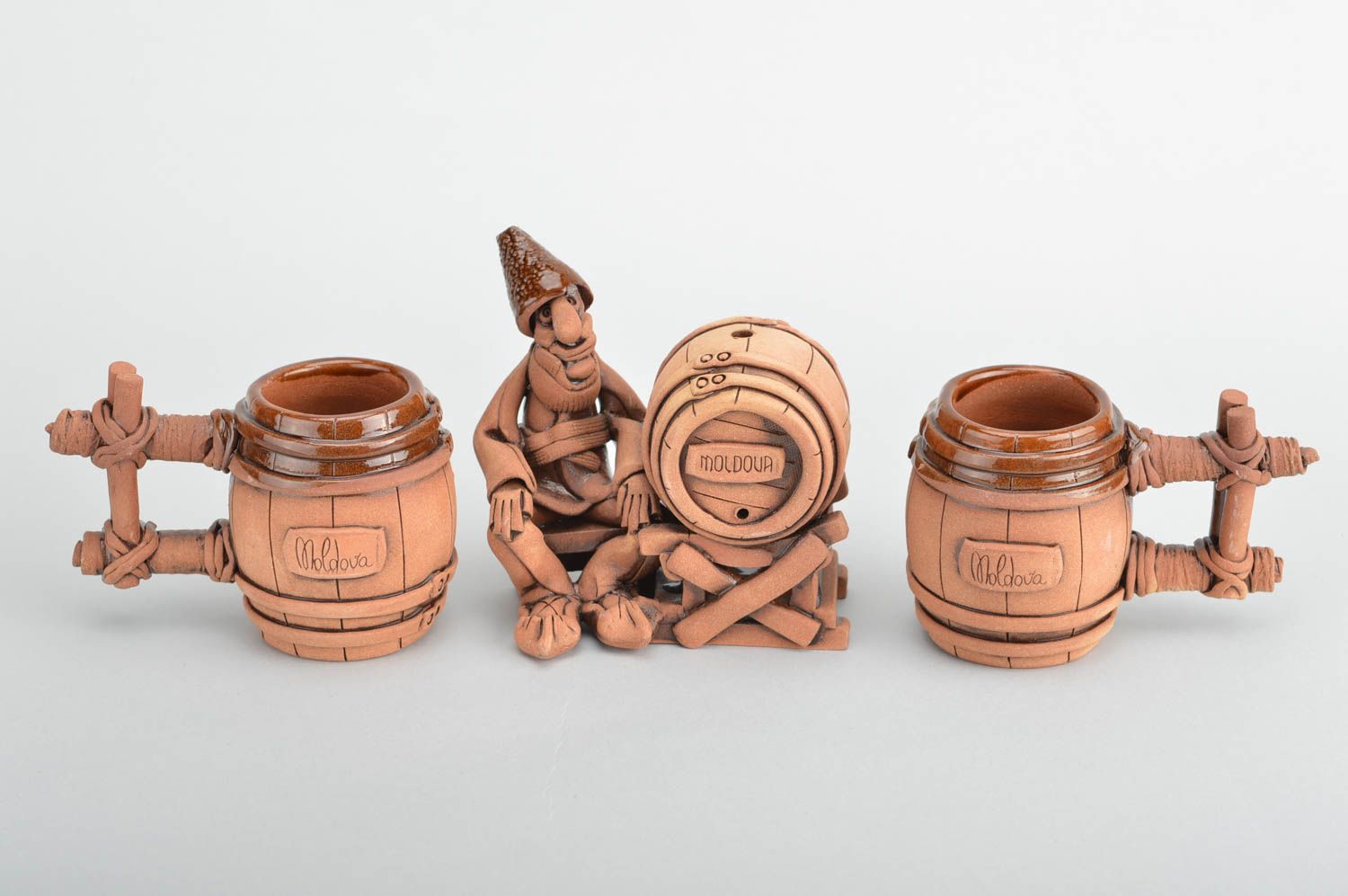 Figurine en argile et deux tasses ensemble de trois pièces bruns fait main photo 2