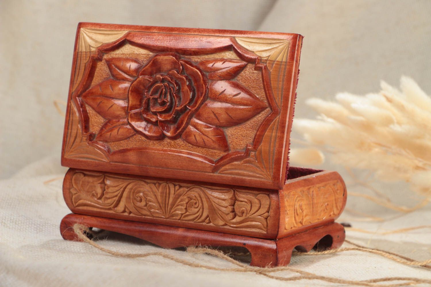 Дизайнерская деревянная шкатулка для украшений ручной работы резная красивая фото 1