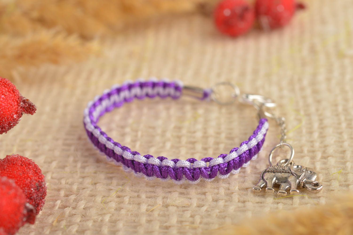 Handmade Textil Armband in Violett Designer Schmuck Accessoire für Mädchen foto 1