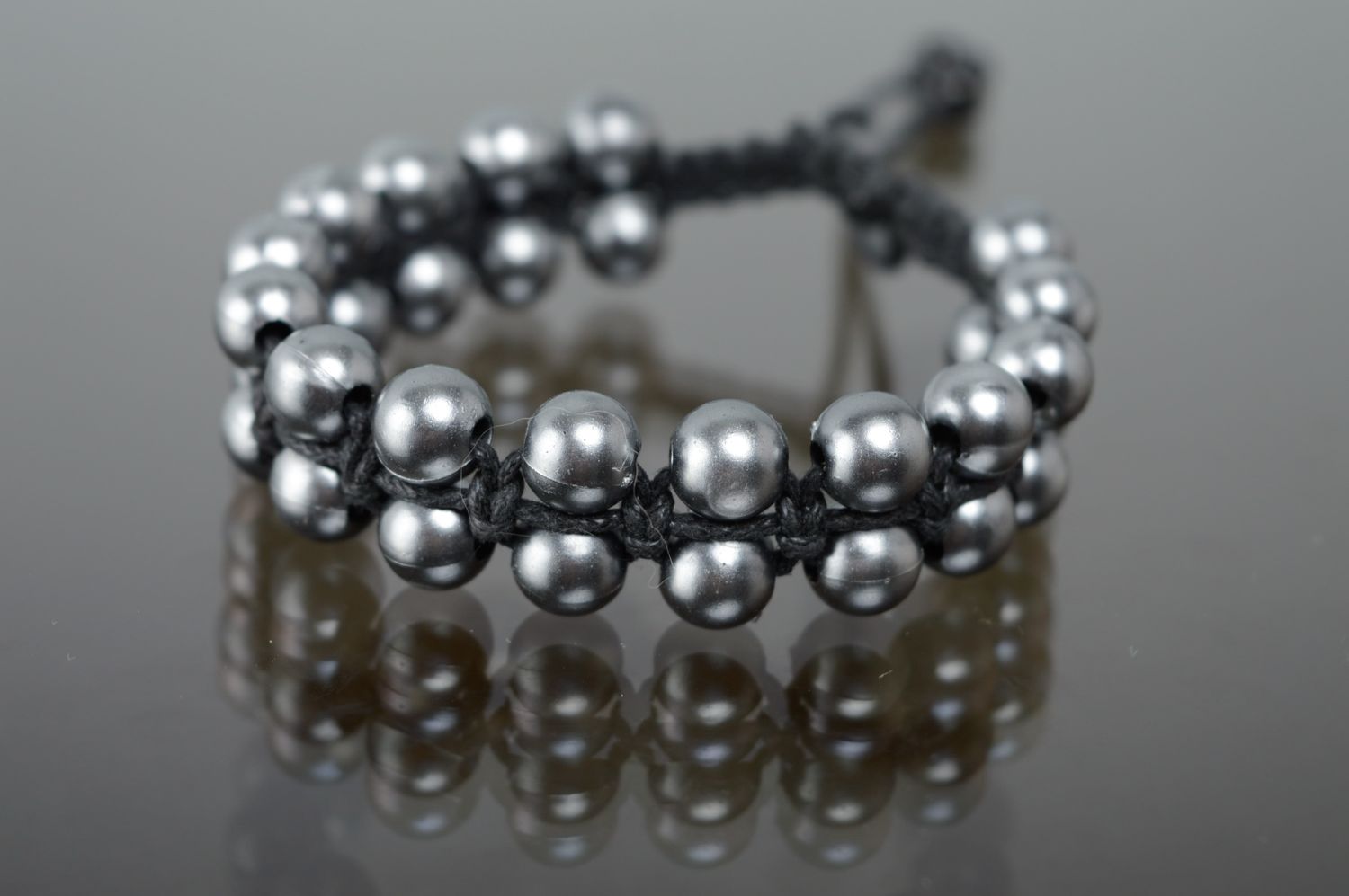 Bracelet en macramé lacet noir ciré et perles peintes en céramique fait main photo 1