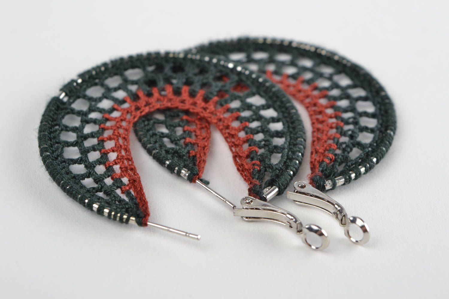 Красивые плетеные серьги из ниток с металлическими кольцами круглые хенд мейд фото 4