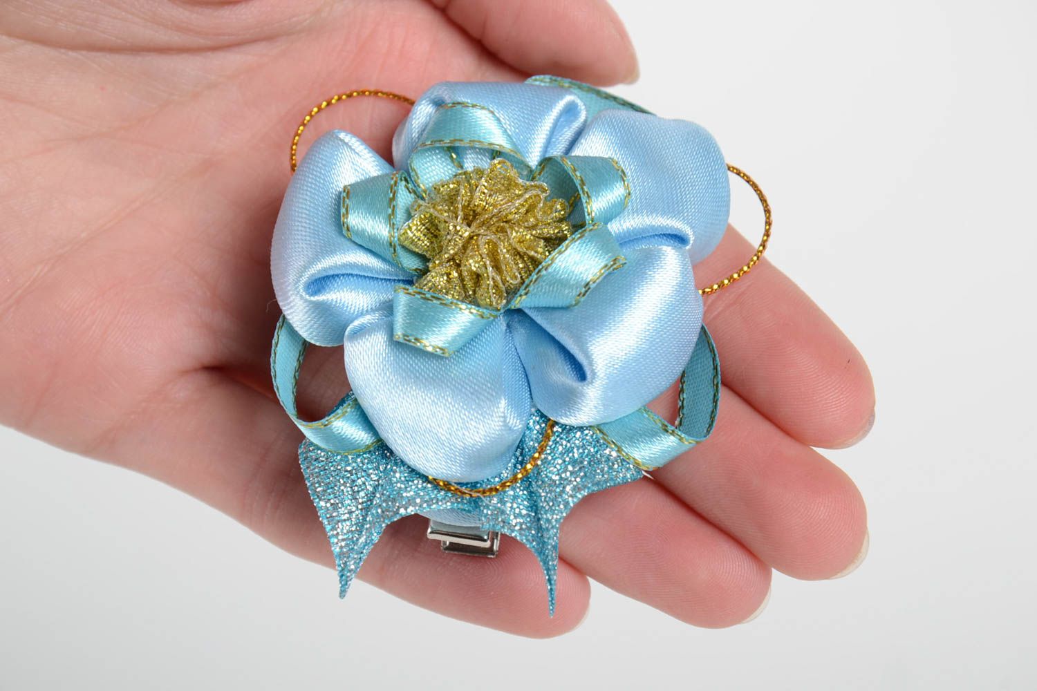 Заколка для волос из ленты в виде цветка ручной работы красивая голубая зажим фото 5