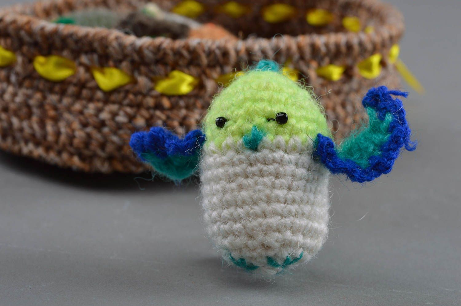 Jouet oiseau mésange tricoté en mi-laine petit de couleurs vives fait main photo 3