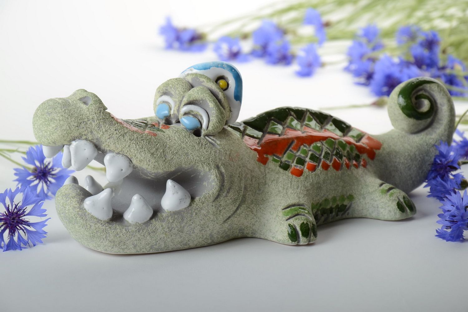Tirelire en céramique Crocodile faite main peinte de couleurs statuette décor photo 1