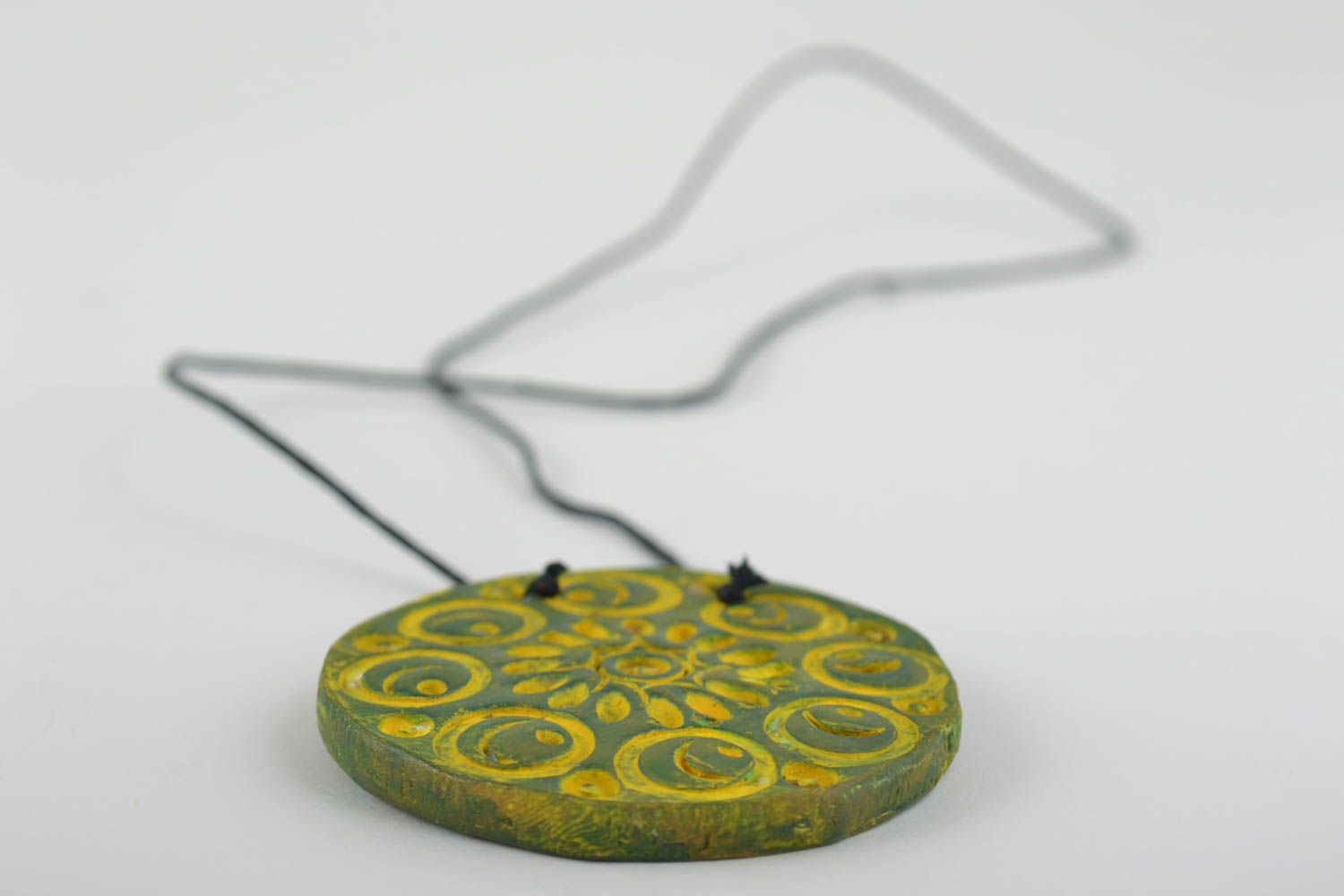 Круглая глиняная подвеска зеленое с желтым кулон на шнурке ручной работы фото 4