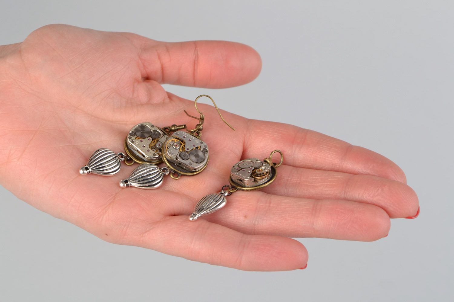 Ciondolo e orecchini in metallo fatti a mano accessori originali da donna
 foto 2