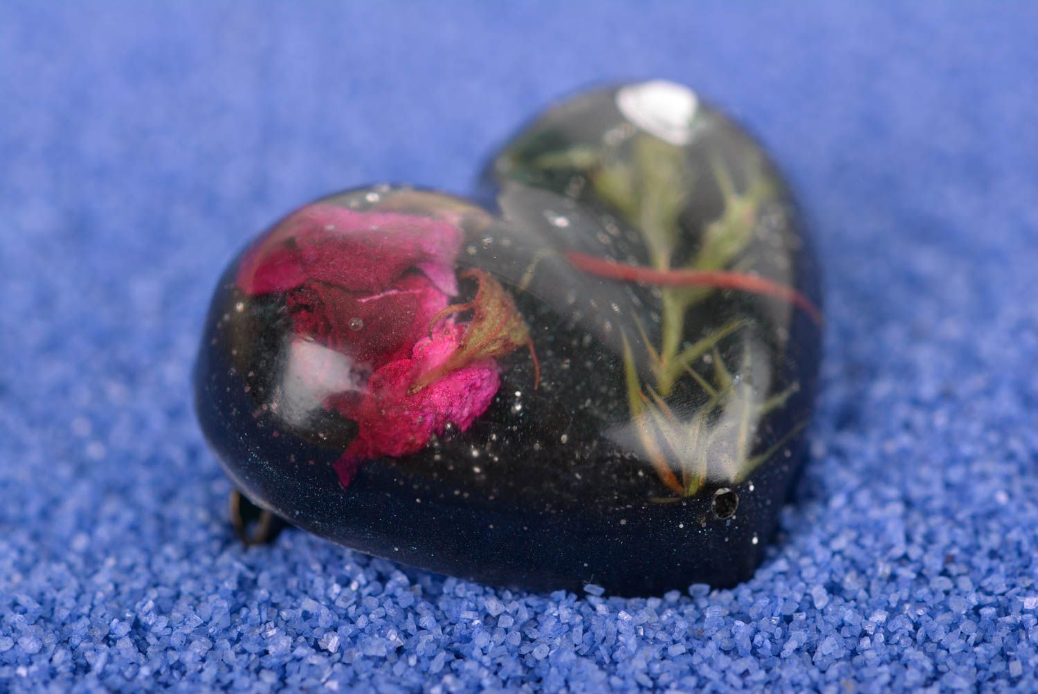 Broche noire Bijou fait main coeur fleurs séchées résine époxy Accessoire femme photo 1