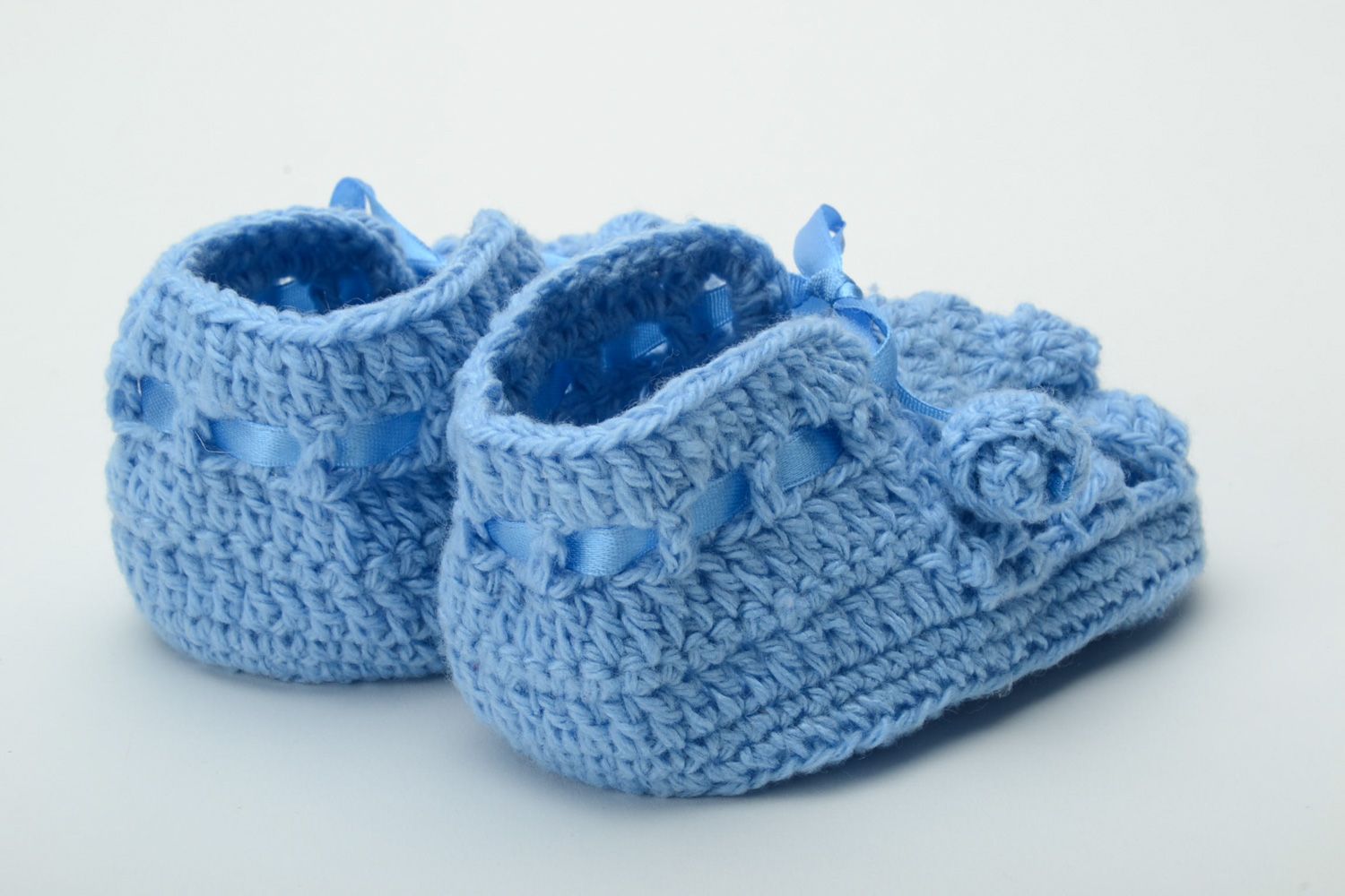 Handmade crochet acrylic and cotton baby booties of blue color photo 3