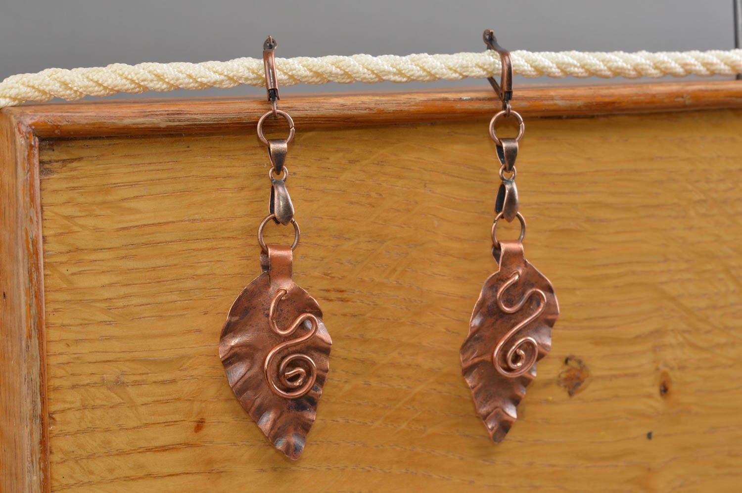 Boucles d'oreilles feuilles en cuivre faites main pendantes forgeage à chaud photo 1