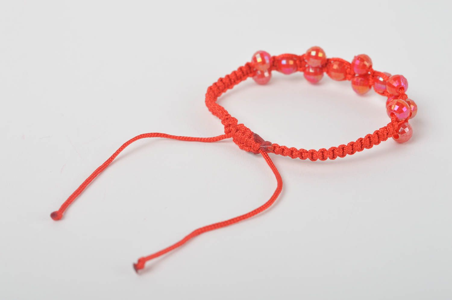 Браслет ручной работы браслет из шнурков плетеный браслет красный с пластиком фото 4