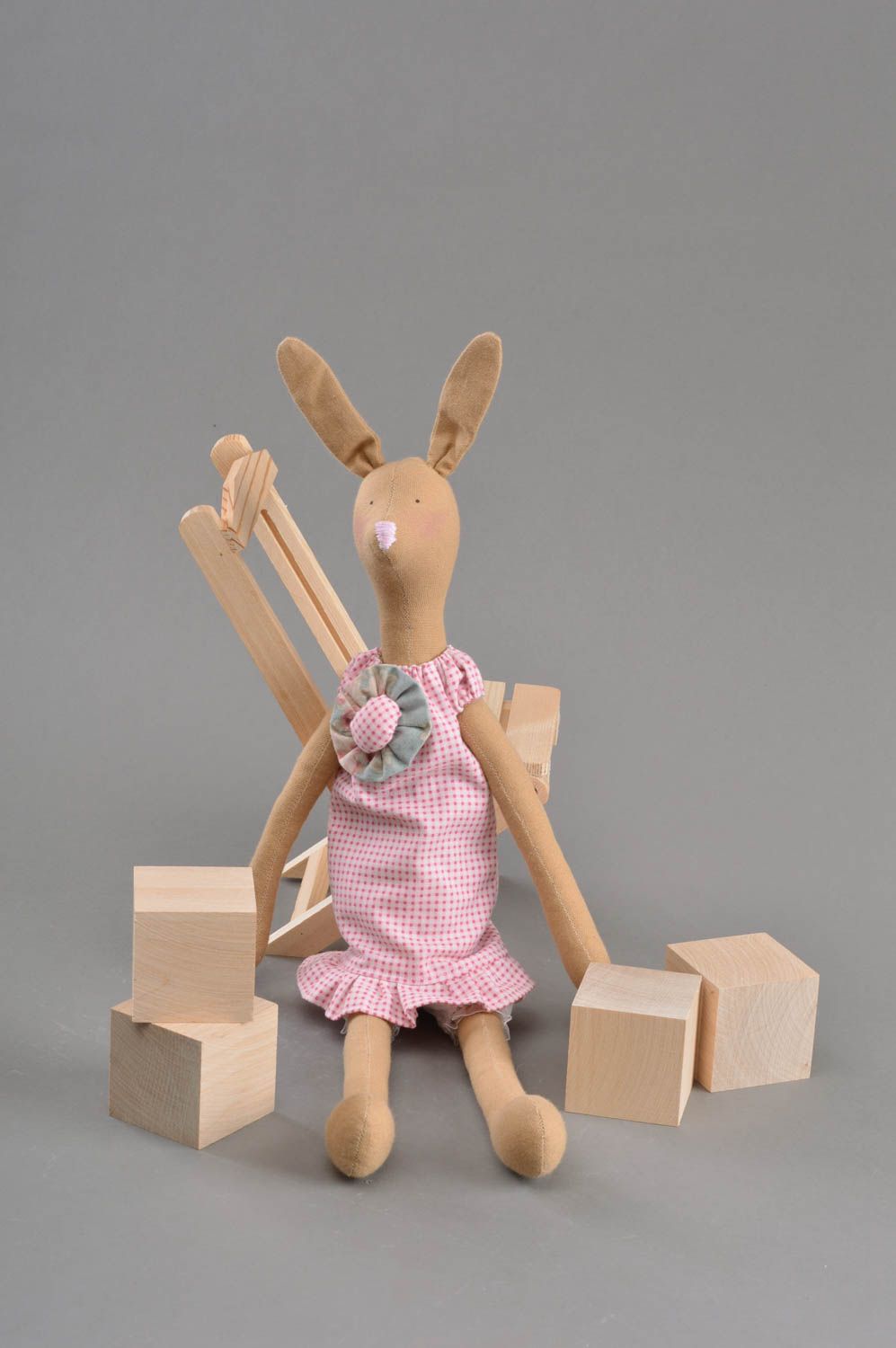 Textil Kuscheltier Hase im Trägerrock weich schön handmade Spielzeug für Kinder foto 1