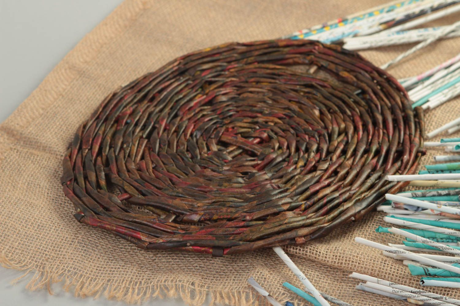 Плетеная подставка ручной работы под горячее из бумажной лозы коричневого цвета фото 1