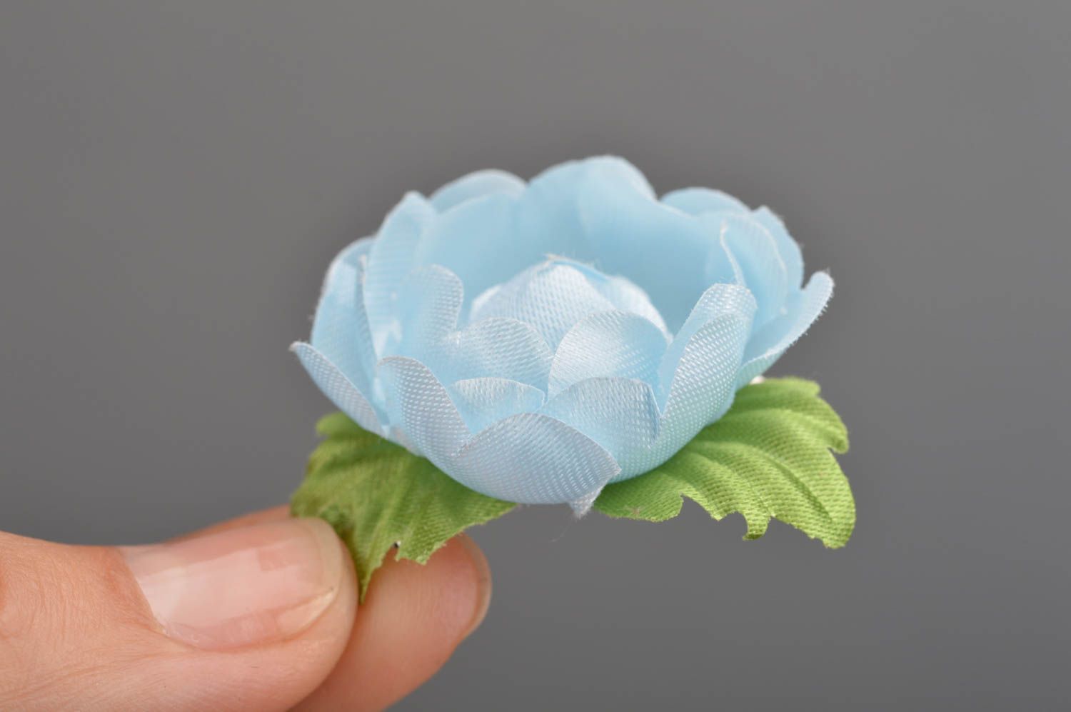 Pince à cheveux fleur bleu clair en tissu originale belle faite main pour fille photo 3