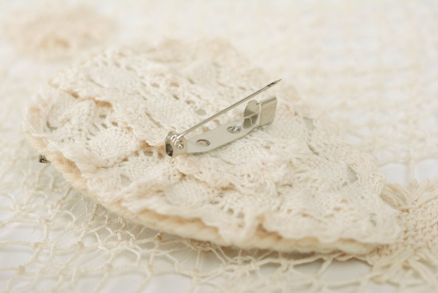 Broche florale tricotée en laine au crochet beige perles de rocaille faite main photo 3