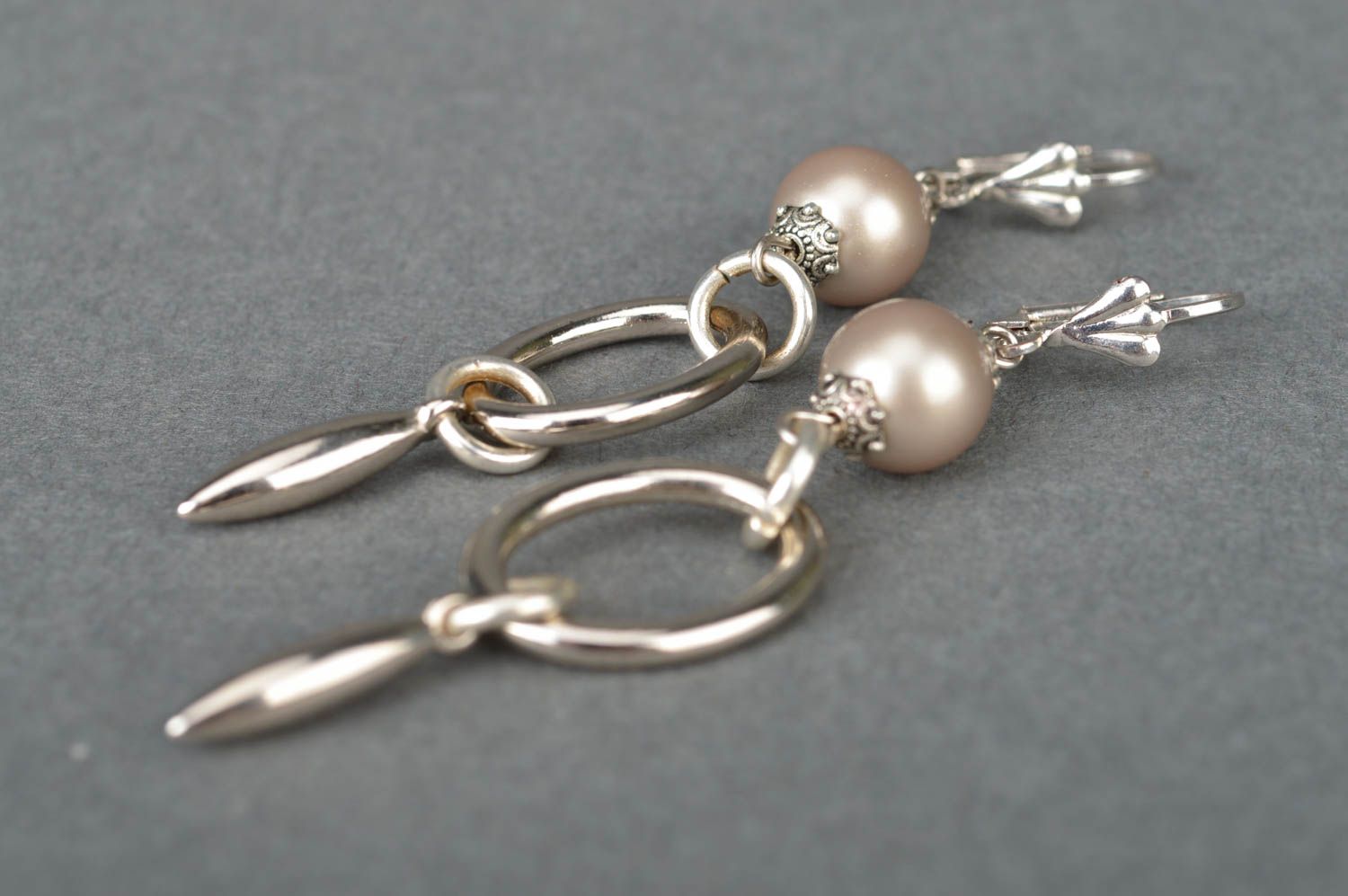 Künstlerische schöne handgeschaffene Gehänge Ohrringe aus Metall mit Perlen toll foto 2
