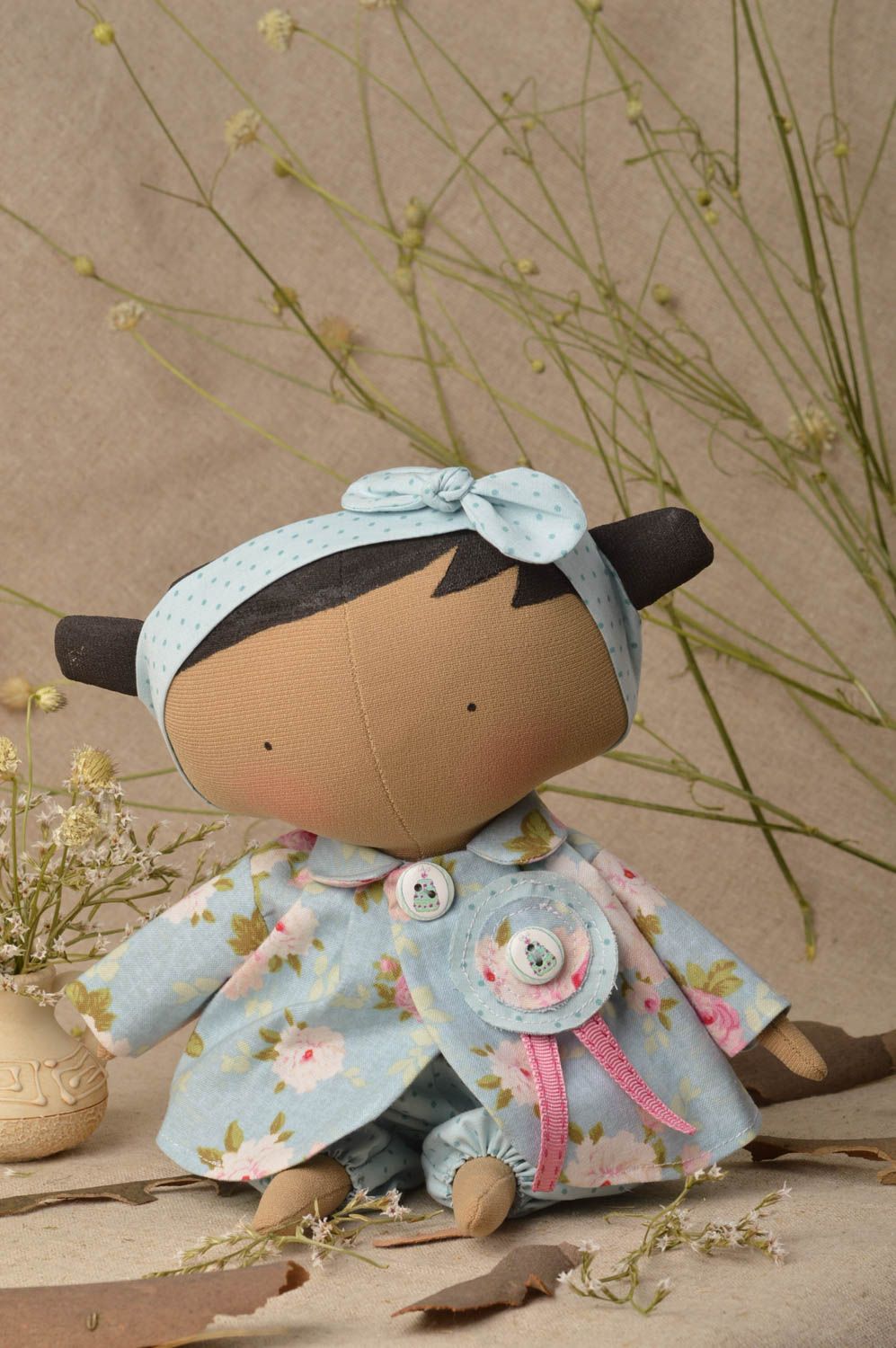 Bambola carina in stoffa fatta a mano pupazzo tessile originale da bambini
 foto 1