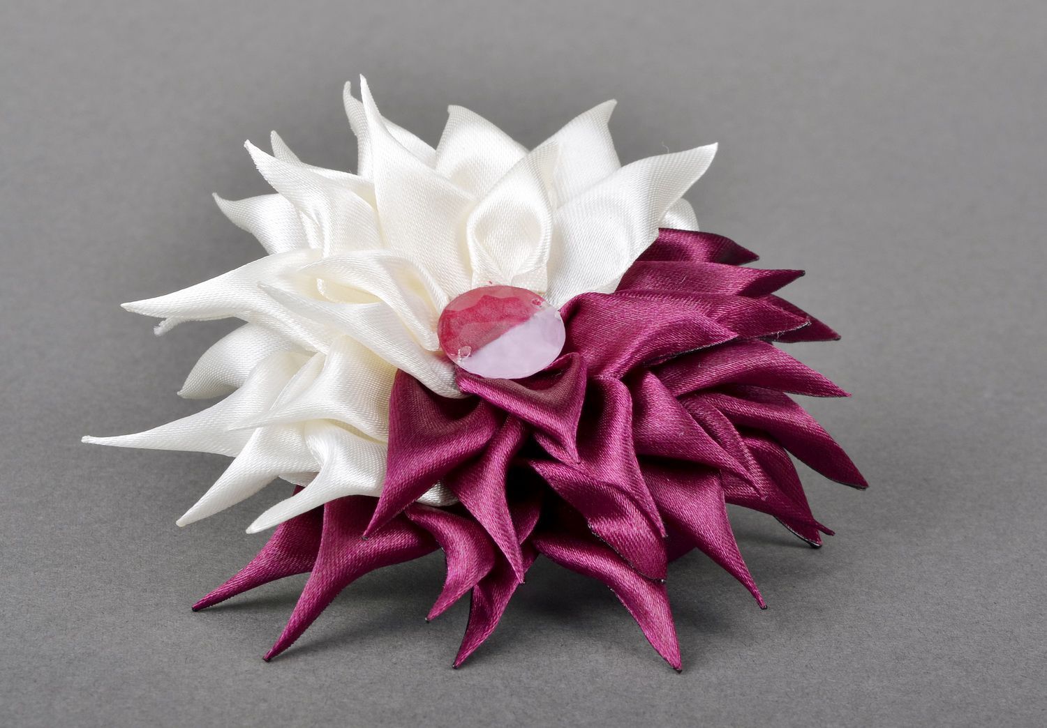 Elástico de cabelo com uma flor de cetim foto 1