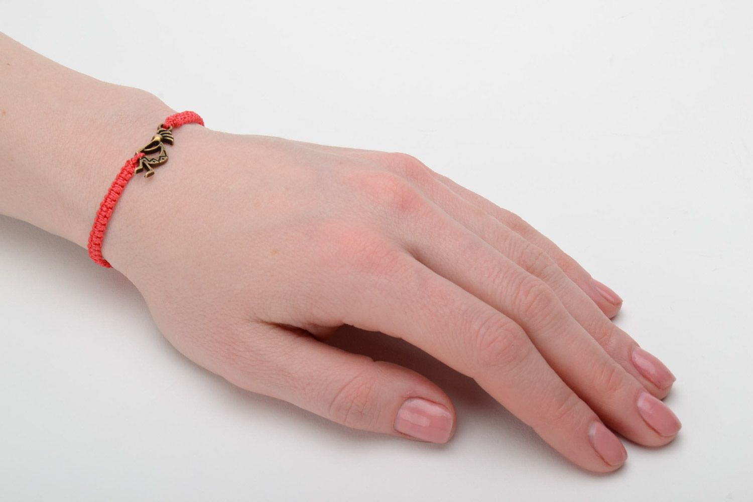 Плетеный браслет на руку из капроновых ниток красный с фигуркой handmade фото 2