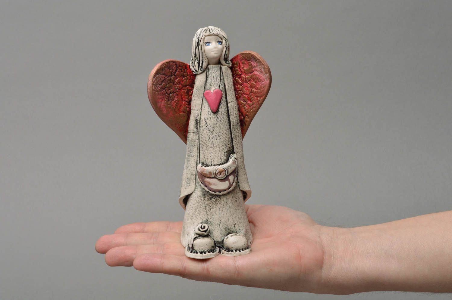 Petite figurine en porcelaine peinte décorative faite main Ange avec coeur photo 4