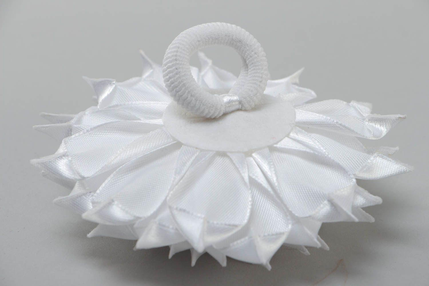 Großer festlicher weißer handgemachter Haargummi mit Blume aus Atlasbändern für Damen foto 4