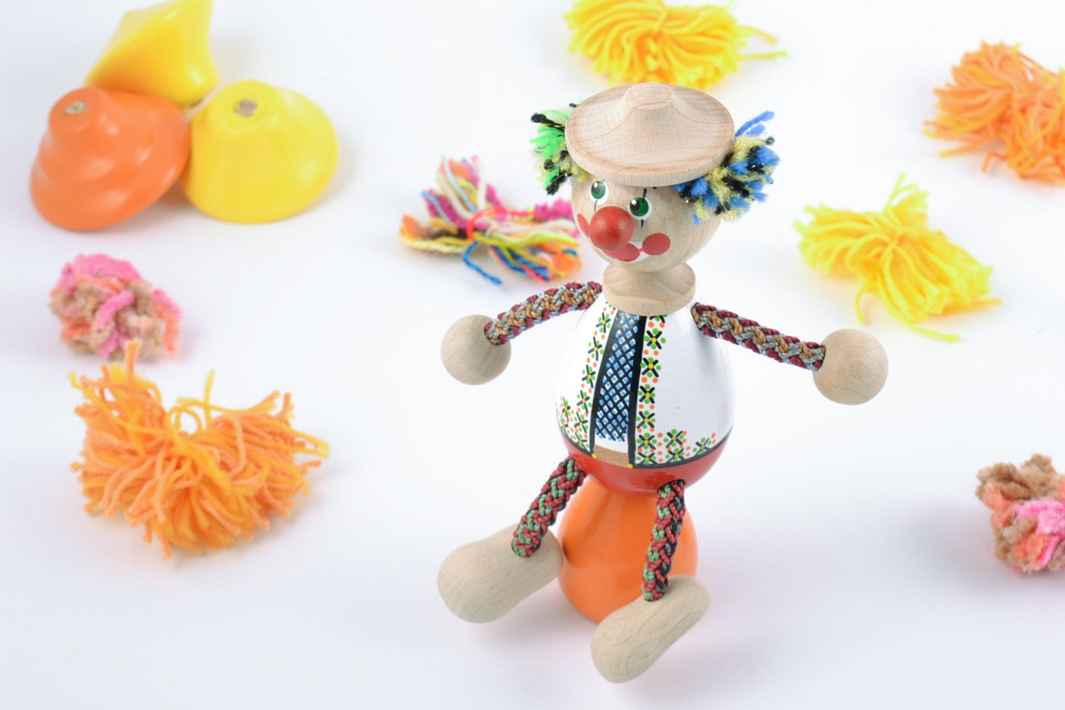 Детская игрушка из дерева расписанная красками ручной работы в виде яркого клоуна фото 1
