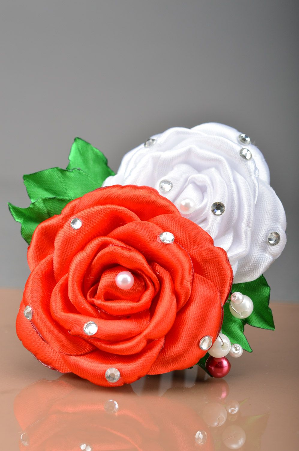 Handmade metallische Haarklemme mit Blume aus Altasbändern in Form von weißer und roter Rose foto 3