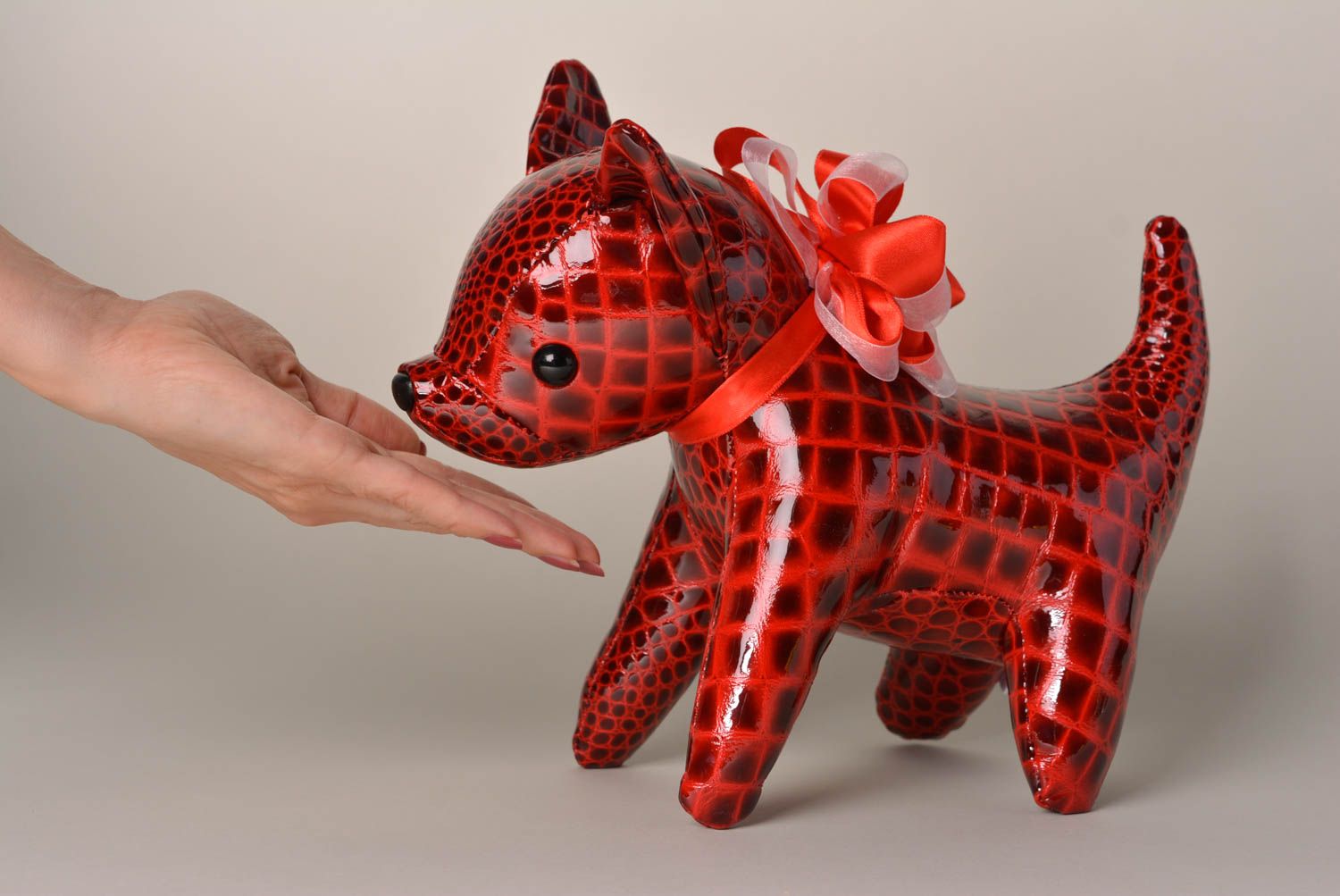Игрушка ручной работы в виде собачки декор для дома игрушка из кожи авторская фото 4