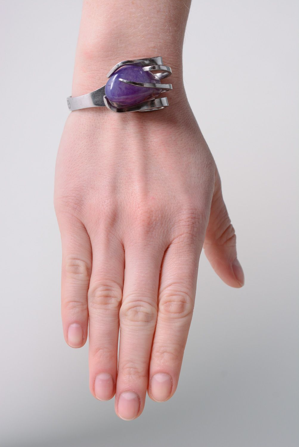 Металлический браслет из вилки с фиолетовым камнем фото 3