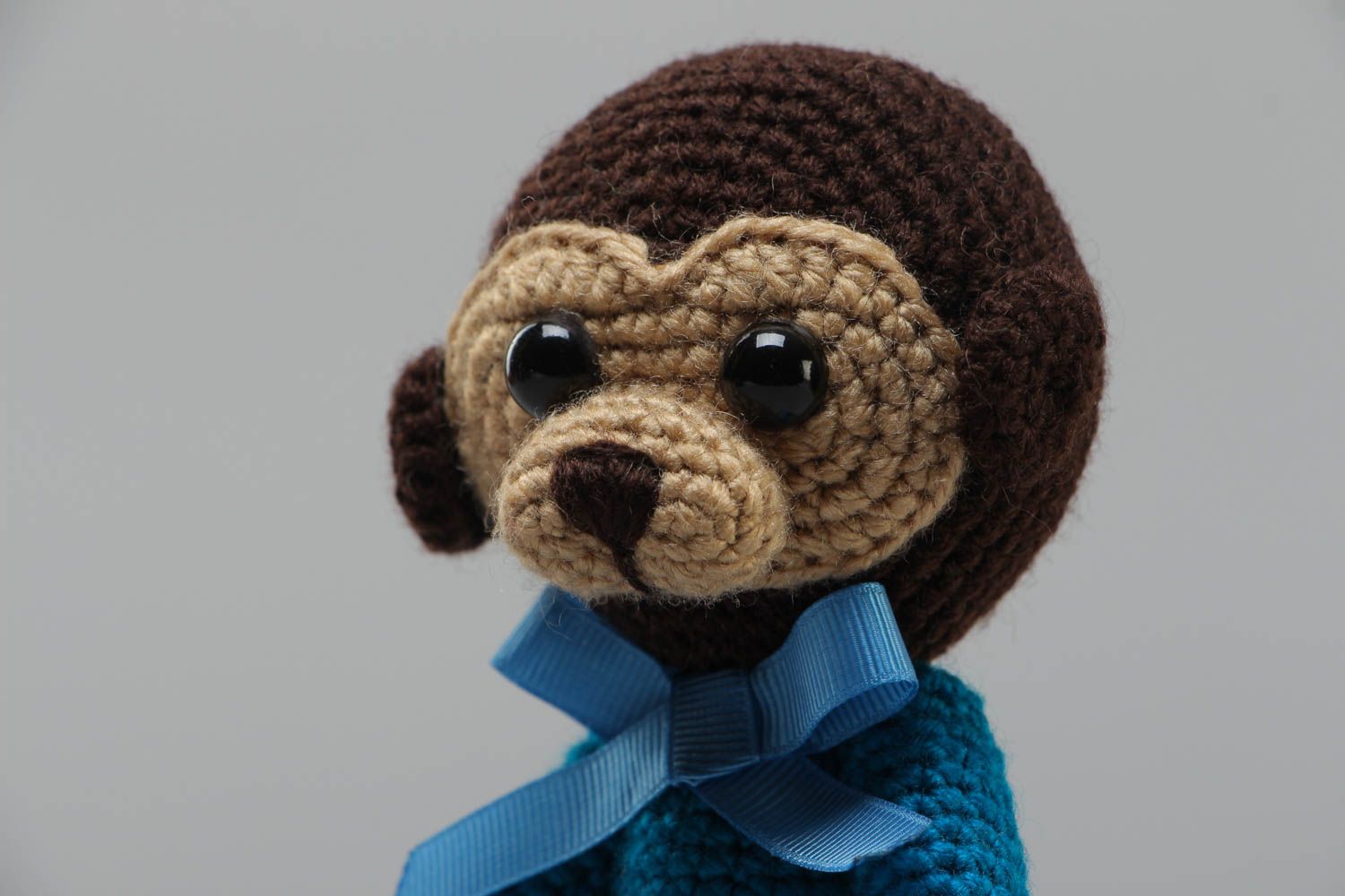 Мягкая вязаная игрушка в виде обезьянки в голубом свитере маленькая хэнд мейд фото 3