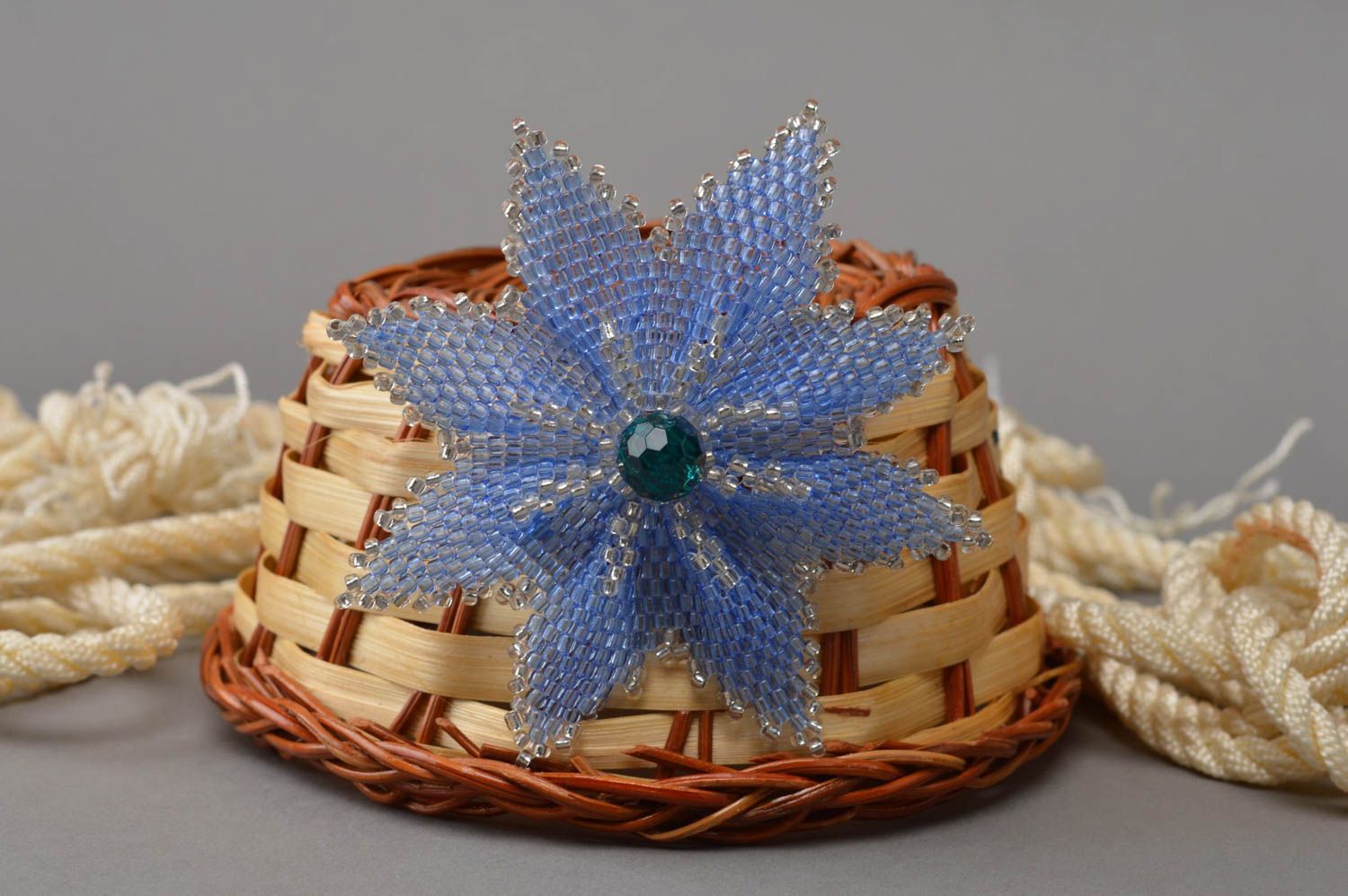 Broche bleue originale en perles de rocaille faite main en forme de fleur photo 1