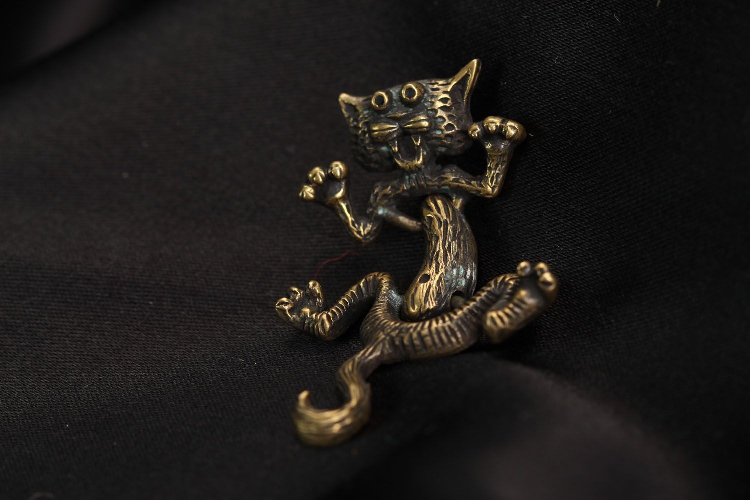 Colgante de bronce con forma de gato foto 2