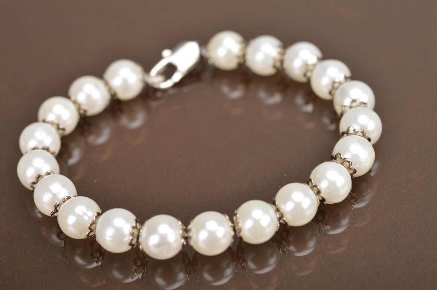 Feines elegantes feines weißes handgemachtes Armband aus Perlen und Glasperlen foto 2