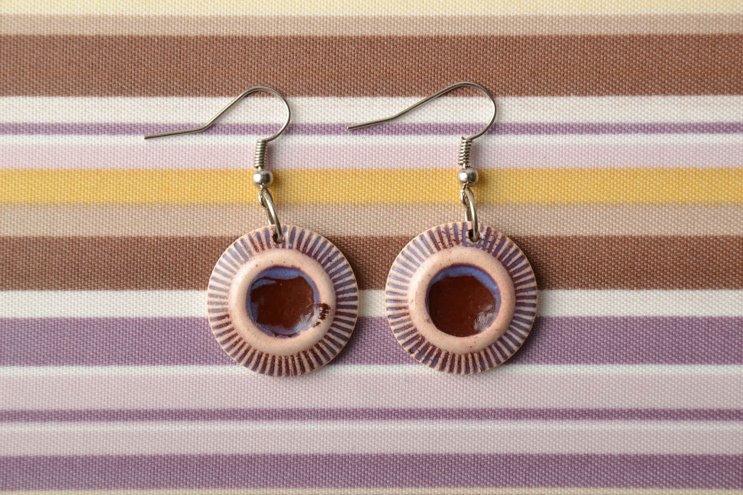 Pendientes de arcilla pintados con esmaltes de colores foto 1